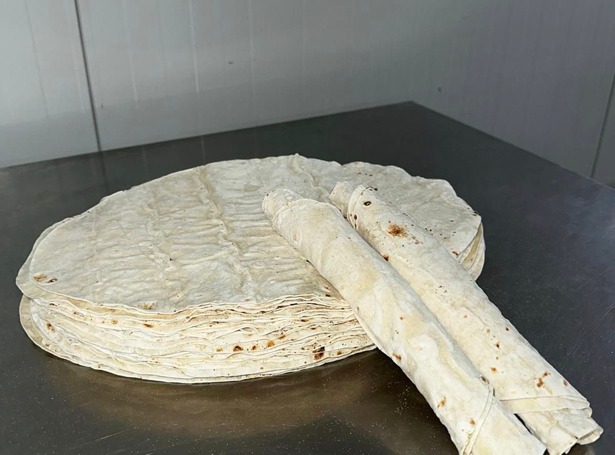 Dürümlük lavaş, stapel platbrood met opgerolde dürüms